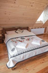Tempat tidur dalam kamar di Rajska Oaza