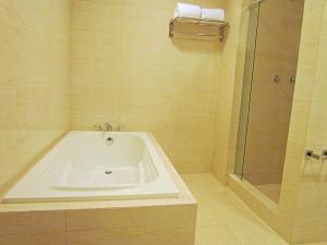 Kamar mandi di Hotel Principe