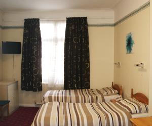 Postel nebo postele na pokoji v ubytování Stanley House Hotel