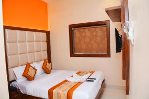 um quarto de hotel com uma cama e uma janela em Hotel Nest N Rest - Mumbai em Mumbai