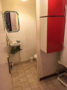 a small bathroom with a sink and a mirror at Le 5 d'Abel in Mornac