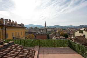 ボローニャにあるホテル ペドリーニの屋根から市街の景色を望む