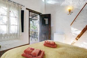 dos toallas sentadas en una mesa en una habitación en Casa Rural Ahora, en El Colmenar