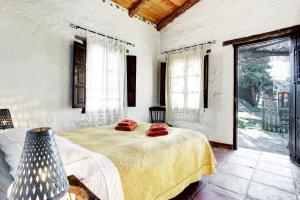 1 dormitorio con cama y ventana grande en Casa Rural Ahora, en El Colmenar