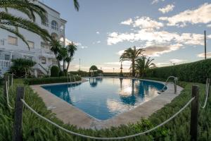 ein Schwimmbad vor einem Gebäude in der Unterkunft Estela Maris in Nerja