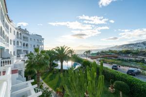 ein Blick vom Balkon eines Gebäudes in der Unterkunft Estela Maris in Nerja
