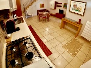 - une vue aérienne sur la cuisine équipée de plaques de cuisson dans l'établissement Casa SantoStefano, à Matera