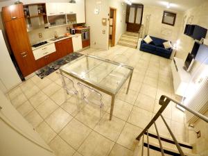 une cuisine avec une table en verre au milieu d'une pièce dans l'établissement Casa SantoStefano, à Matera 14 autres photos