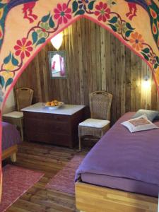 um quarto com uma cama, uma mesa e cadeiras em Hof-Solgaard em Loit