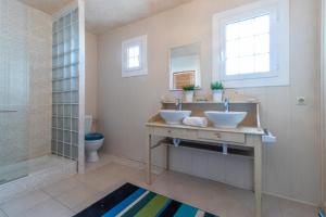 Kúpeľňa v ubytovaní Goldhome - Currican - Casa con amarre, terraza, barbacoa, wifi