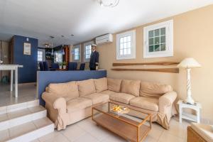 Posedenie v ubytovaní Goldhome - Currican - Casa con amarre, terraza, barbacoa, wifi