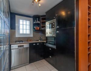 Kuchyňa alebo kuchynka v ubytovaní Goldhome - Currican - Casa con amarre, terraza, barbacoa, wifi