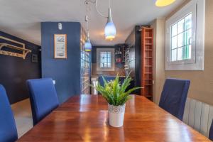 Posedenie v ubytovaní Goldhome - Currican - Casa con amarre, terraza, barbacoa, wifi