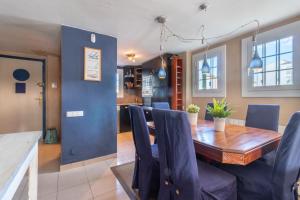 Posedenie v ubytovaní Goldhome - Currican - Casa con amarre, terraza, barbacoa, wifi