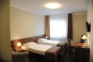 pokój hotelowy z 2 łóżkami i oknem w obiekcie Dedal w mieście Malbork