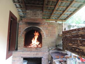 - un four en briques avec une cheminée dans l'établissement Pensiunea Valea Cascadelor, à Rucăr