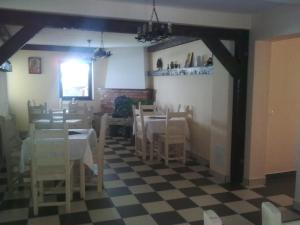 une salle à manger avec des tables et des chaises dans un restaurant dans l'établissement Pensiunea Valea Cascadelor, à Rucăr