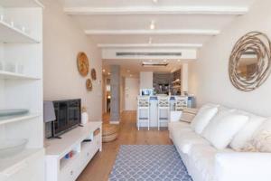 un soggiorno con divano bianco e TV di Loft with Stunning Views in Salou-Costa Dorada by Batuecas a Salou
