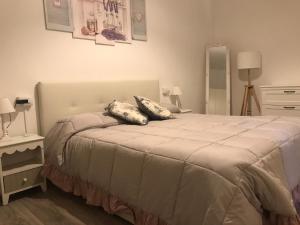 un dormitorio con una cama con dos almohadas. en Casa Barbara, en Mantua