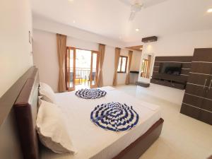 a bedroom with a large bed with two pillows on it at Casa de Laura in Calangute