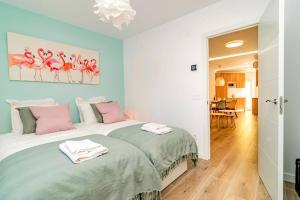 ein Schlafzimmer mit einem Bett mit rosa Flamingos darauf in der Unterkunft Bright apartment near Casa de Campo by Batuecas in Madrid + 16 Fotos