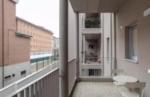 een balkon met een tafel en stoelen in een gebouw bij Modern apartment in Milan in Milaan