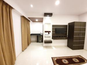 a room with a kitchen with a sink and a desk at Casa de Laura in Calangute