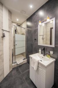 W łazience znajduje się umywalka i prysznic. w obiekcie Modern Apartments on Baseina near Arena City w Kijowie