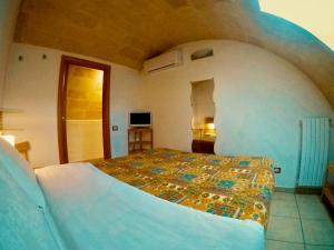 une chambre avec un grand lit dans une pièce dans l'établissement Casa SantoStefano, à Matera