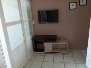 sala de estar con TV en la pared en Apartamento 308, Marina, Centro - Torres - RS, en Torres