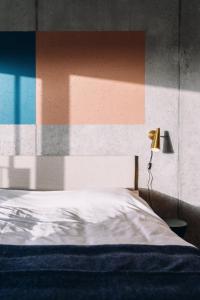 ein Schlafzimmer mit einem weißen Bett und einer Lampe in der Unterkunft De Hoorn in Löwen