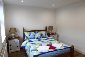 1 dormitorio con 1 cama con 2 mesitas de noche en MODERN 2 BEDROOM APARTMENT IN THE HEART OF GREENWICH en Londres