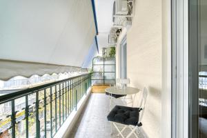 Balkón nebo terasa v ubytování Stylish, Sunny New 2 Bedroom, Prime Central Athens