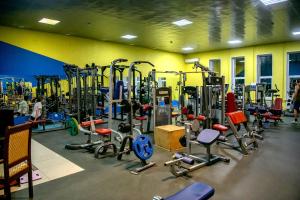 - une salle de sport avec des tapis de course et des machines dans l'établissement Mirage Hotel, à Saratov