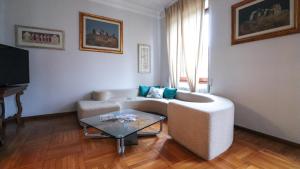 un soggiorno con divano e tavolo di appartamento Giacomo a Santa Margherita Ligure