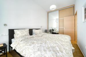Posteľ alebo postele v izbe v ubytovaní Stylish, Sunny New 2 Bedroom, Prime Central Athens