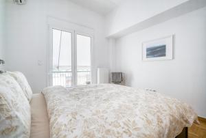 Postel nebo postele na pokoji v ubytování Stylish, Sunny New 2 Bedroom, Prime Central Athens