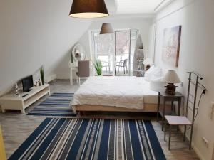 ein Schlafzimmer mit einem großen Bett und einem blauen Teppich in der Unterkunft Ostseeblick Baabe in Baabe + 33 Fotos