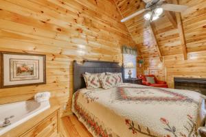 ein Schlafzimmer mit einem Bett und einer Badewanne in einer Hütte in der Unterkunft Treehouse in Pigeon Forge