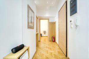 Televízia a/alebo spoločenská miestnosť v ubytovaní Stylish, Sunny New 2 Bedroom, Prime Central Athens