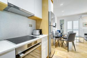 Kuchyňa alebo kuchynka v ubytovaní Stylish, Sunny New 2 Bedroom, Prime Central Athens
