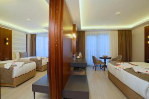 سرير أو أسرّة في غرفة في My Dream Istanbul Hotel