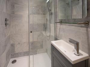 bagno con doccia, lavandino e doccia di Frebus House a Dartmouth
