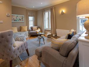 un soggiorno con divano e sedie di Frebus House a Dartmouth