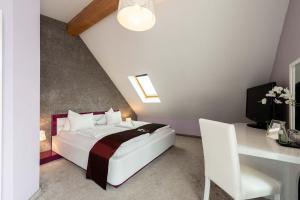 Postel nebo postele na pokoji v ubytování Empress Boutique Hotel