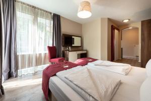 Postel nebo postele na pokoji v ubytování Empress Boutique Hotel