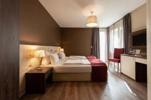 Postel nebo postele na pokoji v ubytování Empress Boutique Hotel