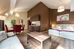 Postel nebo postele na pokoji v ubytování Empress Boutique Hotel