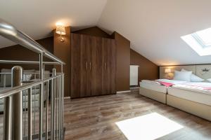Postel nebo postele na pokoji v ubytování Empress Boutique Hotel