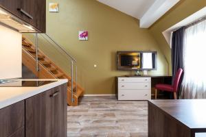 TV a/nebo společenská místnost v ubytování Empress Boutique Hotel